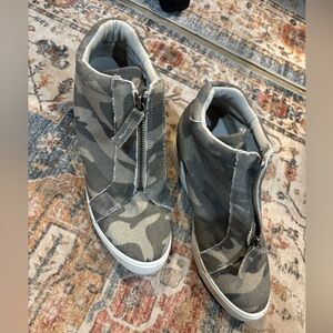 Camouflage High-Top Sneakers with Zipper